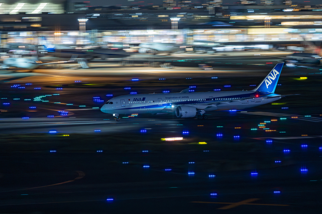 羽田空港　ANAとライトの海