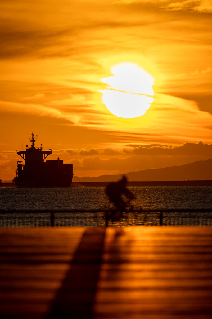 夕焼けと船と自転車と