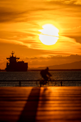 夕焼けと船と自転車と