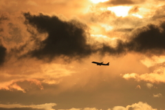 夕暮れの飛行機