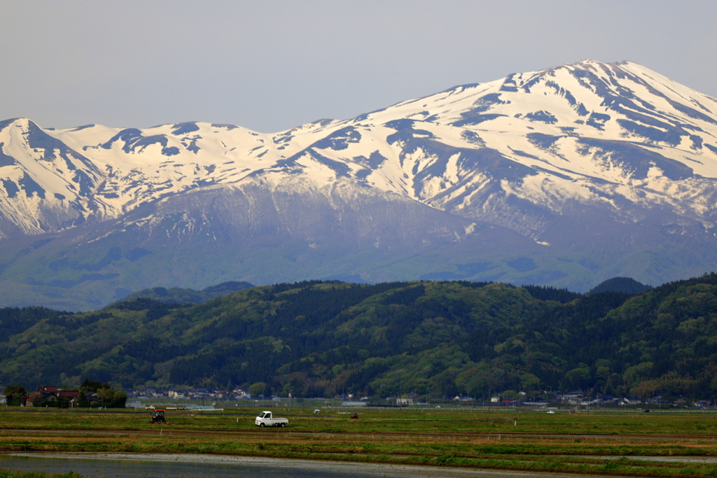 鳥海山と田植えの始まり