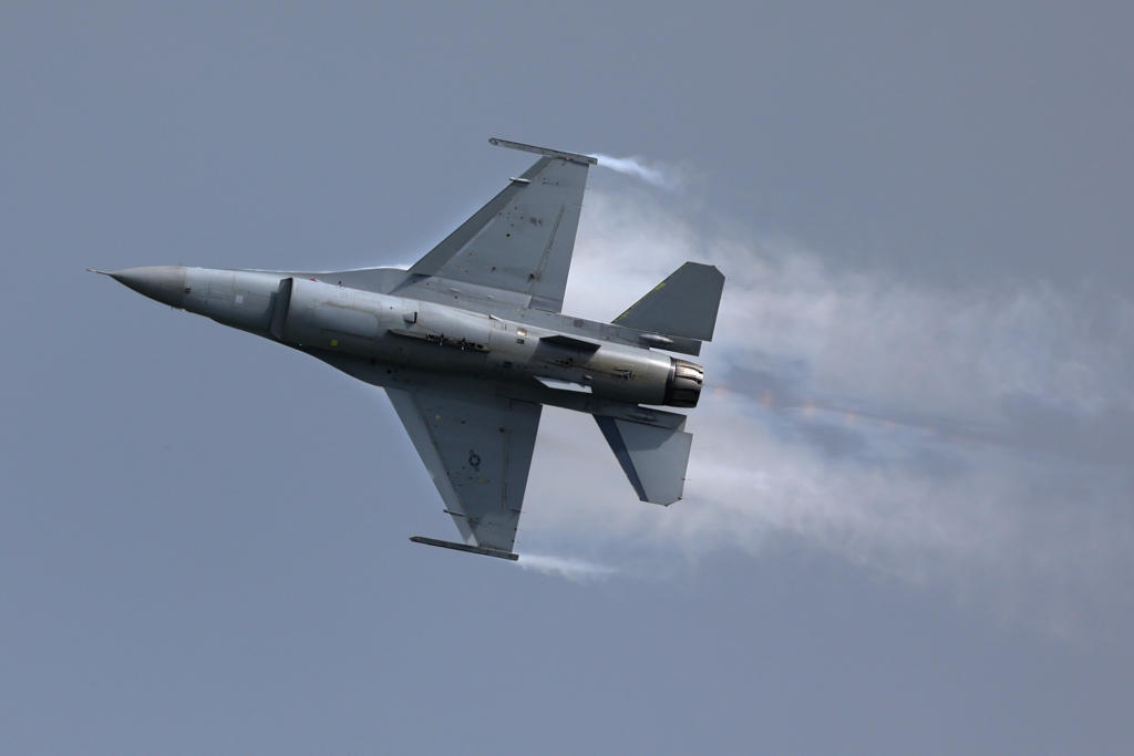 F-16 Fighting Falcon　腹見せ（2023年三沢航空祭）　
