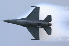 F-16 Fighting Falcon　上面ベイパー（2023年三沢航空祭）