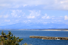 鶴岡市立加茂水族館より鳥海山を望む