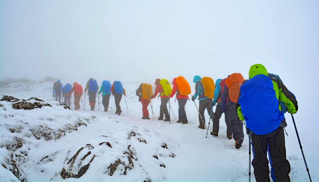 夏場の降雪の中ボンノム峠(2329m)へ向かう