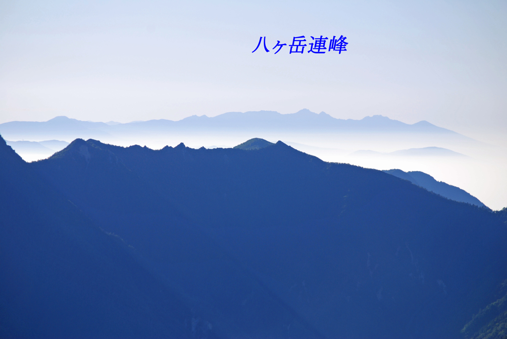 烏帽子岳頂上より望む幻想的な八ヶ岳連峰
