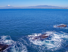 江の島の岩礁と湘南の海 江の島の岩礁と湘南の海