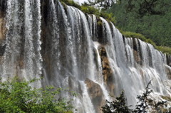 涼しさを醸し出す諾日朗瀑布の流れ