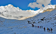 アンナプルナベースキャンプ(BC)を目指して雪原を進む