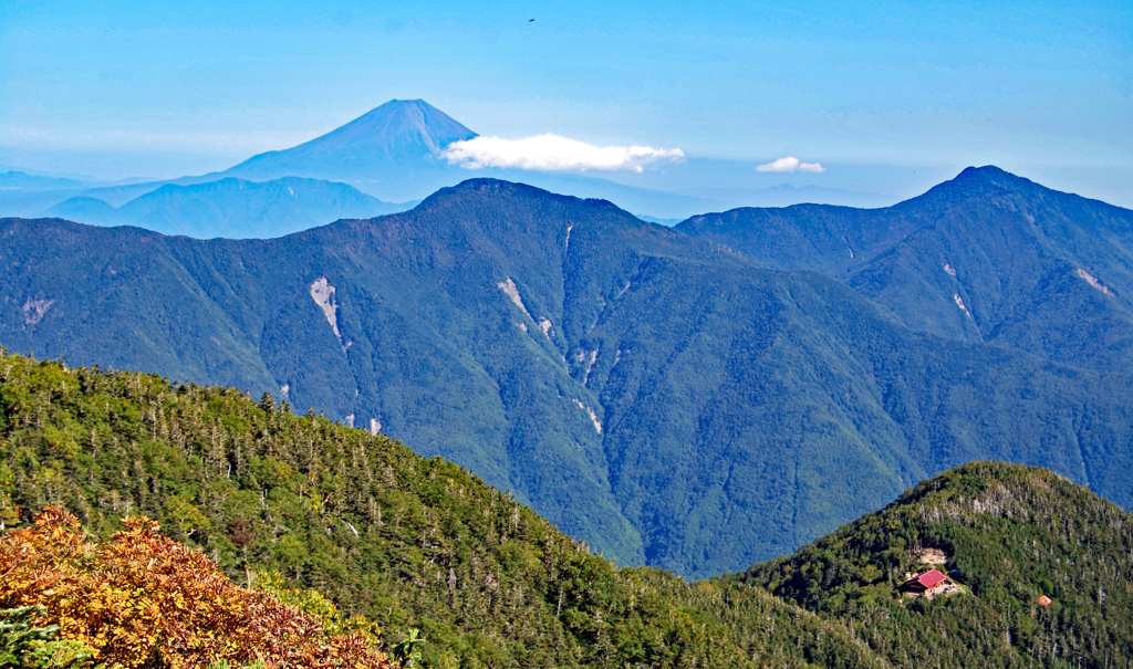富士見平より見る見納めの富士と赤石小屋