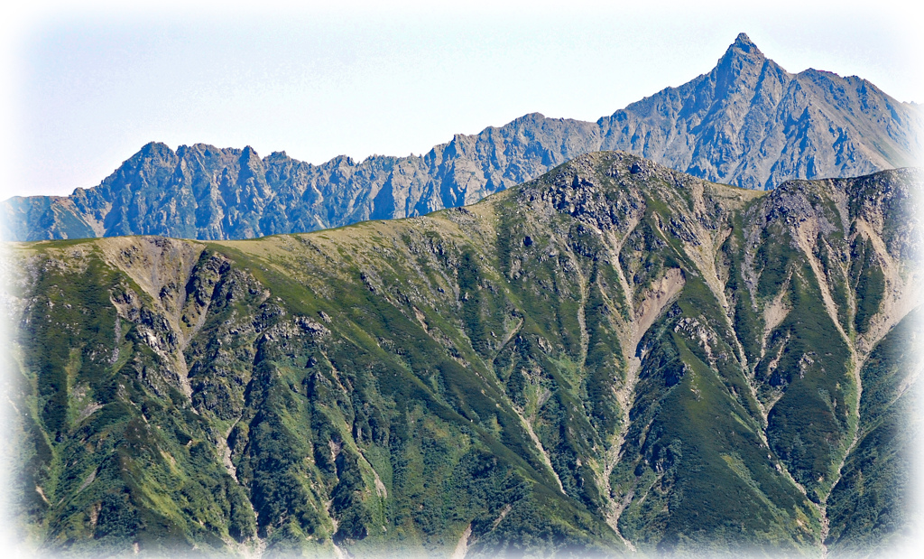 黒部五郎岳頂上(2839m)より望む槍ヶ岳(3180m)と急峻な北鎌尾根