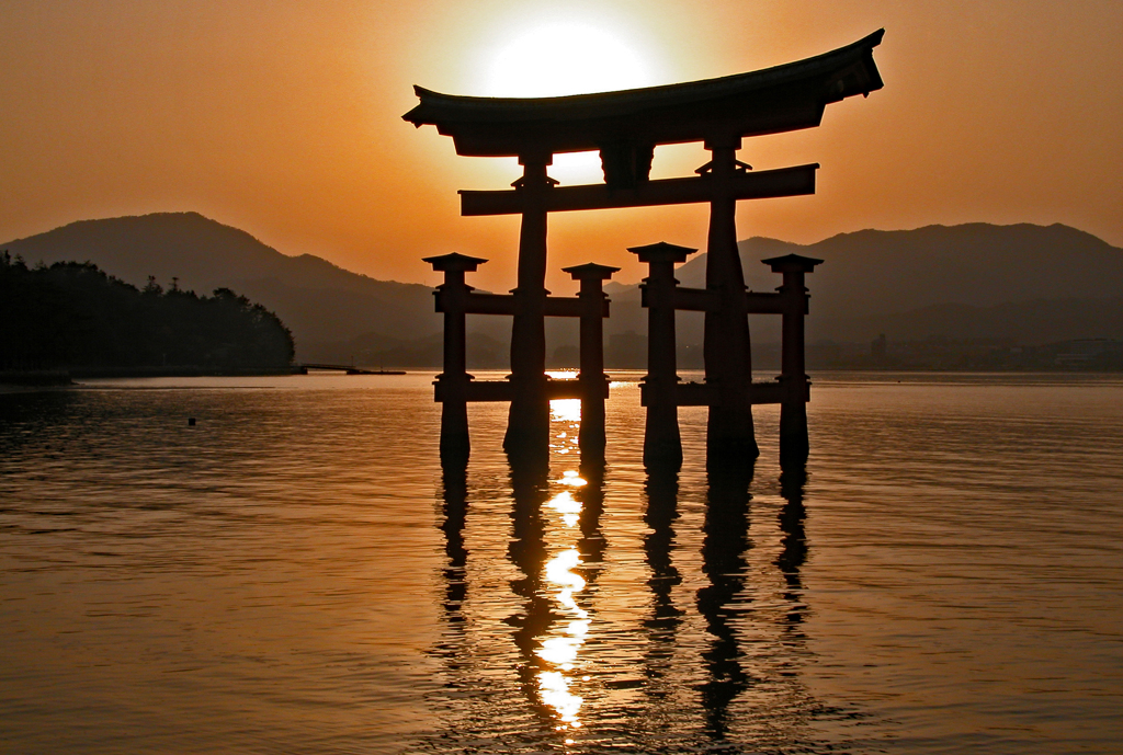 黄金色に輝く夕刻の海(宮島)