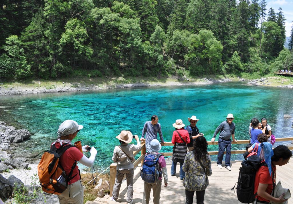 観光客でにぎあう色鮮やかな五彩池