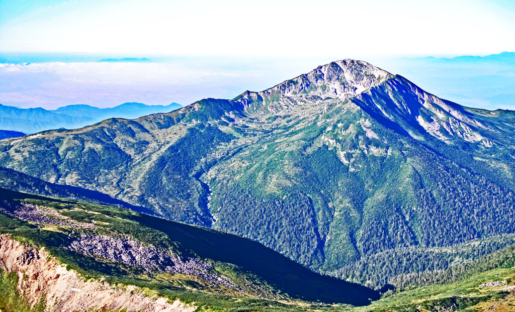 朝日に輝く黒部五郎岳を見ながら進む。