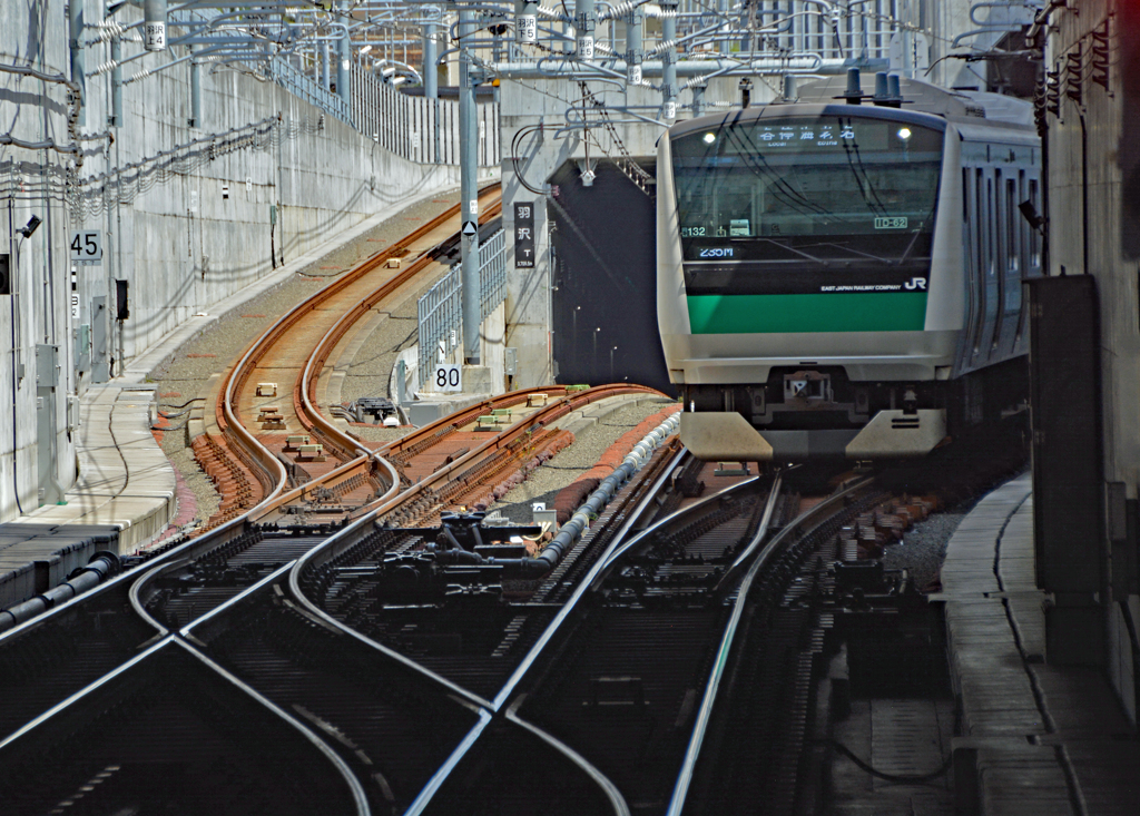 相鉄新横浜線五景(3)右側のJR分岐線より相鉄新横浜線へ進入する下り電車