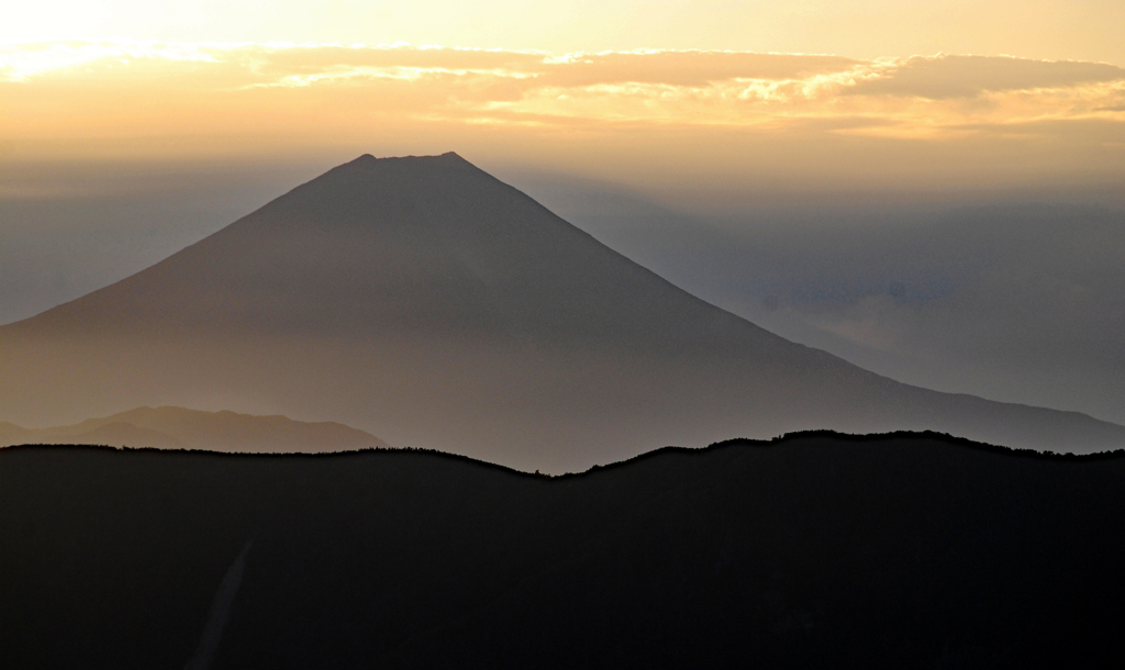 荒川小屋で迎える荘厳な黎明の富士