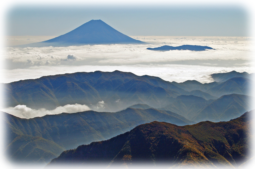 北岳より望む雲海に浮かぶ富士
