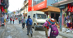 トレッキングは無事終了　ナヤプルの繁華街を歩いてバス停へ