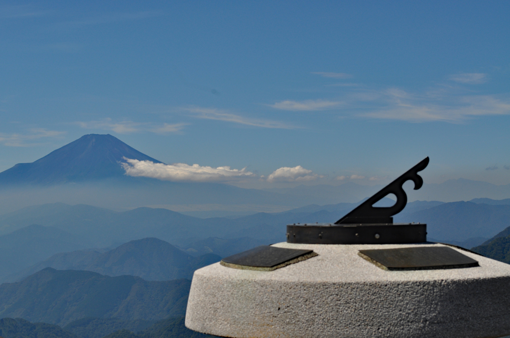 丹沢(塔ノ岳)の日時計と富士山