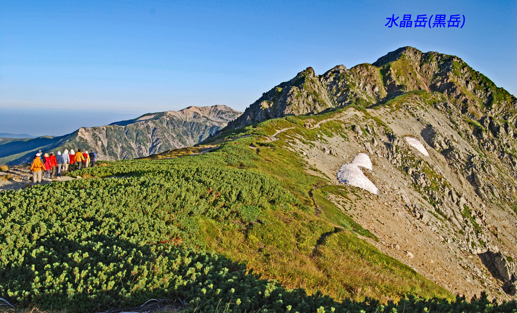 朝日を浴びながら、水晶岳(2986m)を目指して進む。