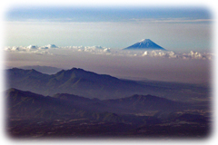 早朝の八ヶ岳山麓と雲海上の富士