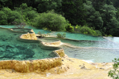 自然が生み出した棚田状に連なる池群