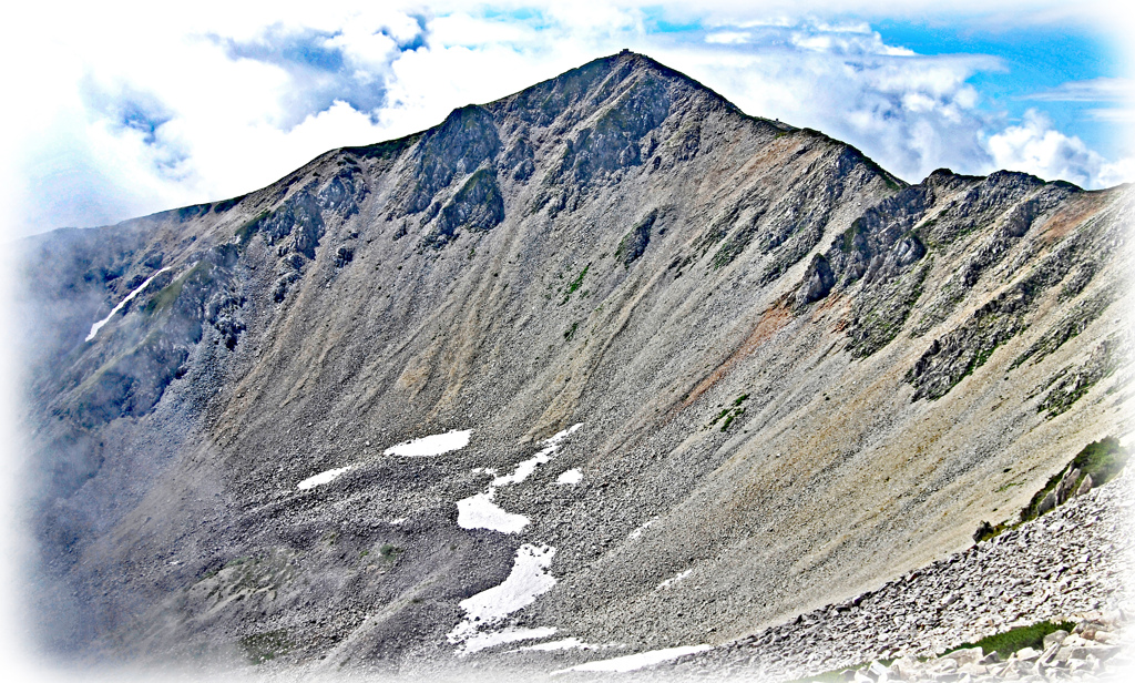 北薬師岳より望む秀麗な薬師岳(2926m)と金作カール