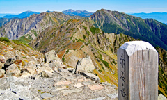 頂上より望む荒川三山と南アルプス北部の山々