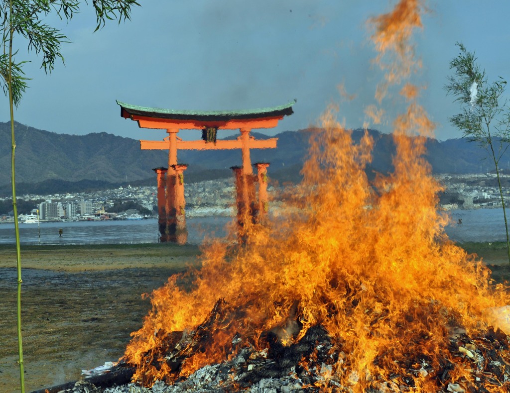 宮島・厳島神社のどんど焼き