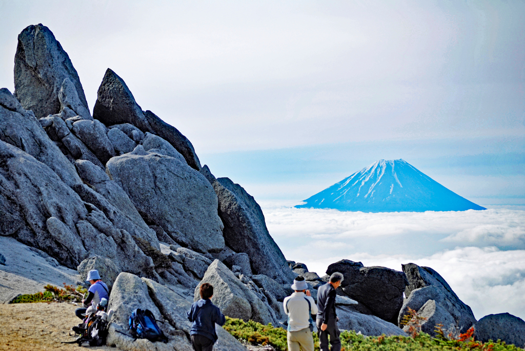 風化された花崗岩が点在する薬師岳(2780m)に到着