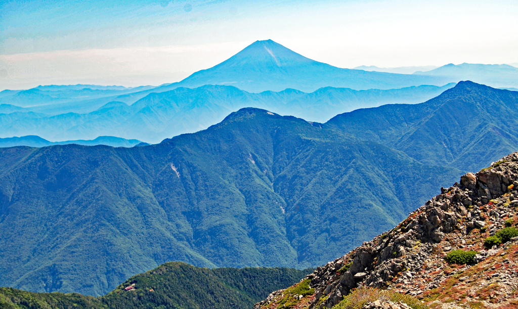 赤石岳より望む富士と眼下に見える赤石小屋