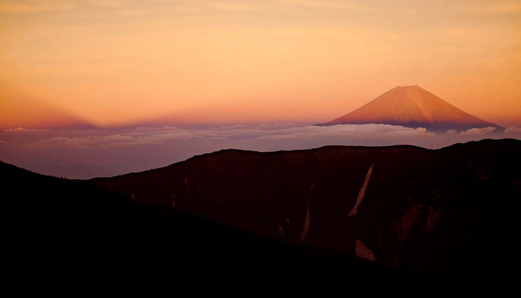 夕映えの富士と雲海に映る荒川三山・赤石岳の山影