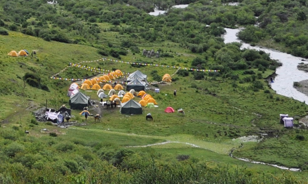 老牛園子の川側に設営されたベースキャンプ(3800m)