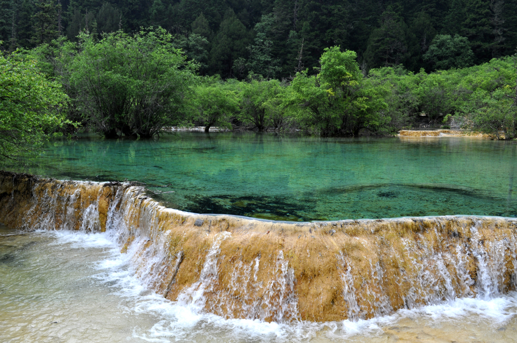 中国・黄龍　棚田状に連なる池より流れ落ちる清流
