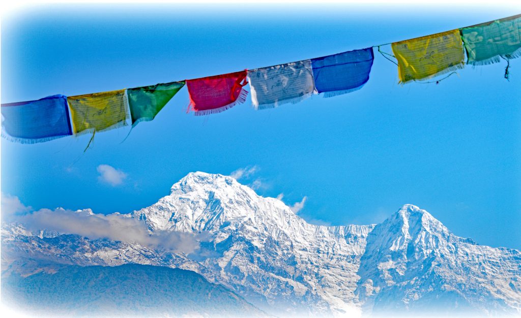 五色のタルチョとアンナプルナサウス