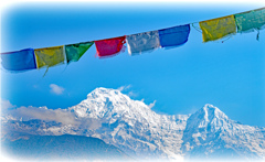 五色のタルチョとアンナプルナサウス