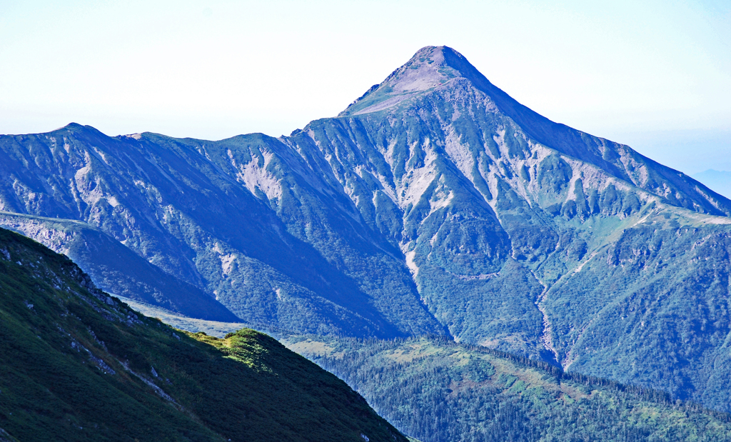 三俣蓮華岳より望む端正な山容の笠ヶ岳(2897m)