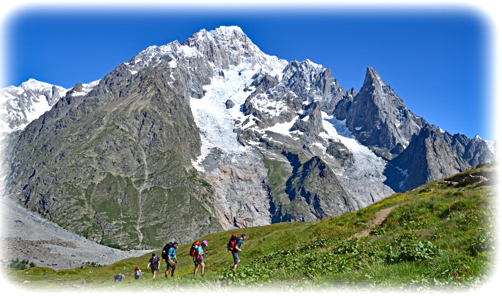 ヴェニ谷の高所登山道を行くトレッカー
