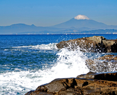 江の島の岩礁に打ち寄せる波と富士 江の島の岩礁に打ち寄せる波と富士