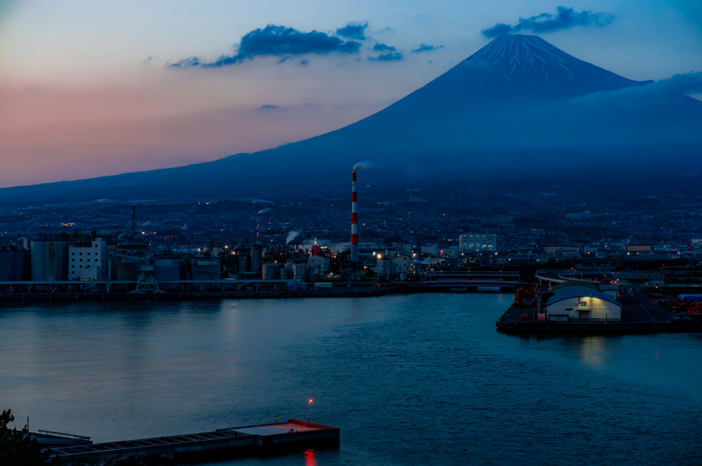 田子の浦港と富士山の夕景
