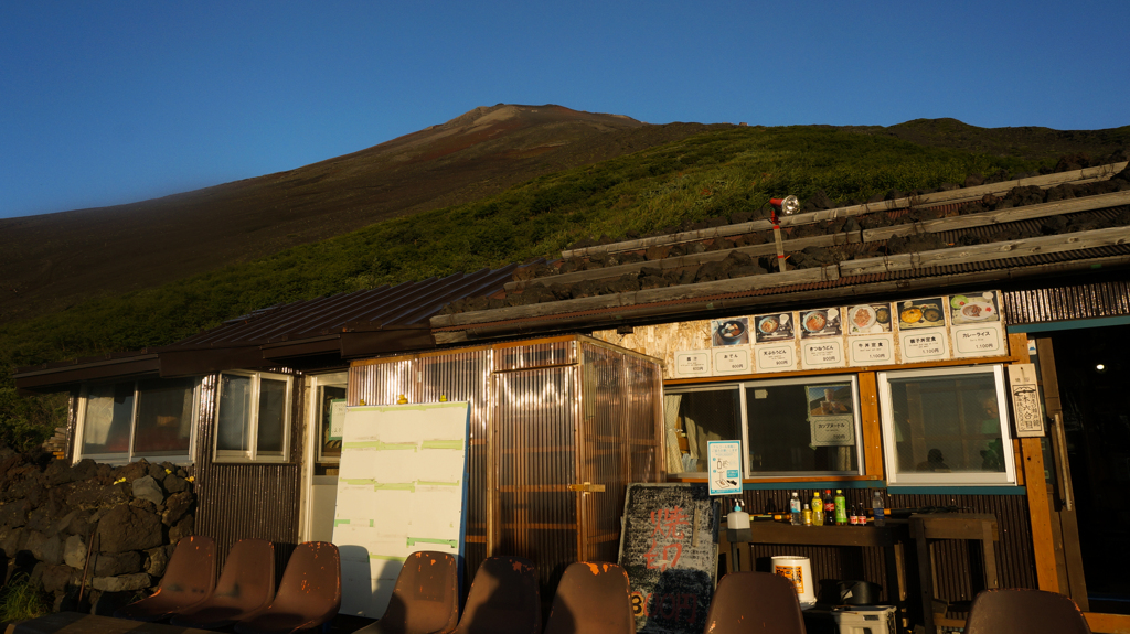 朝日を浴びる山小屋