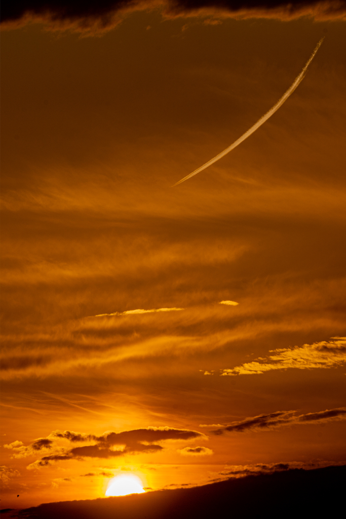 日曜の夕暮れ　飛行機雲