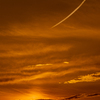 日曜の夕暮れ　飛行機雲