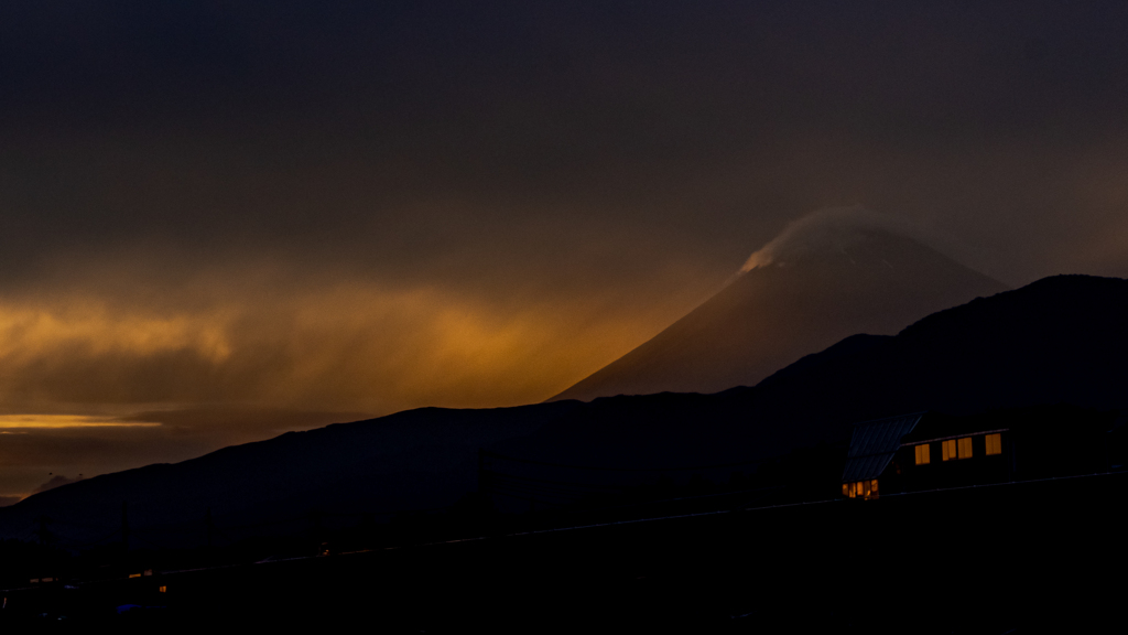 夕闇に沈む