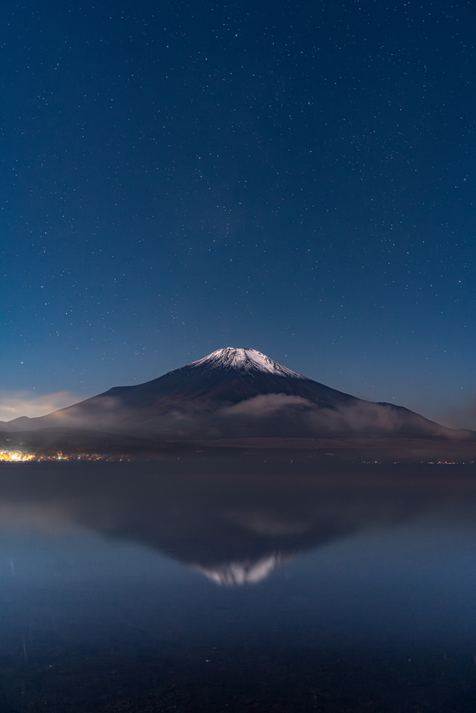 湖面に映る雪冠