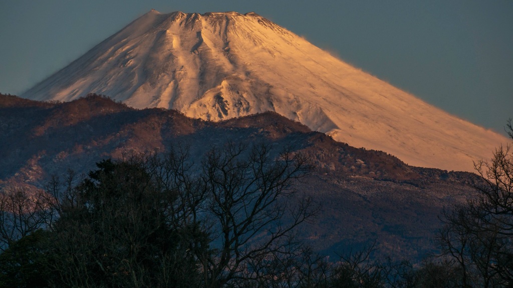 朝日を浴びる富士山
