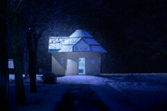 雪の中で輝く駅