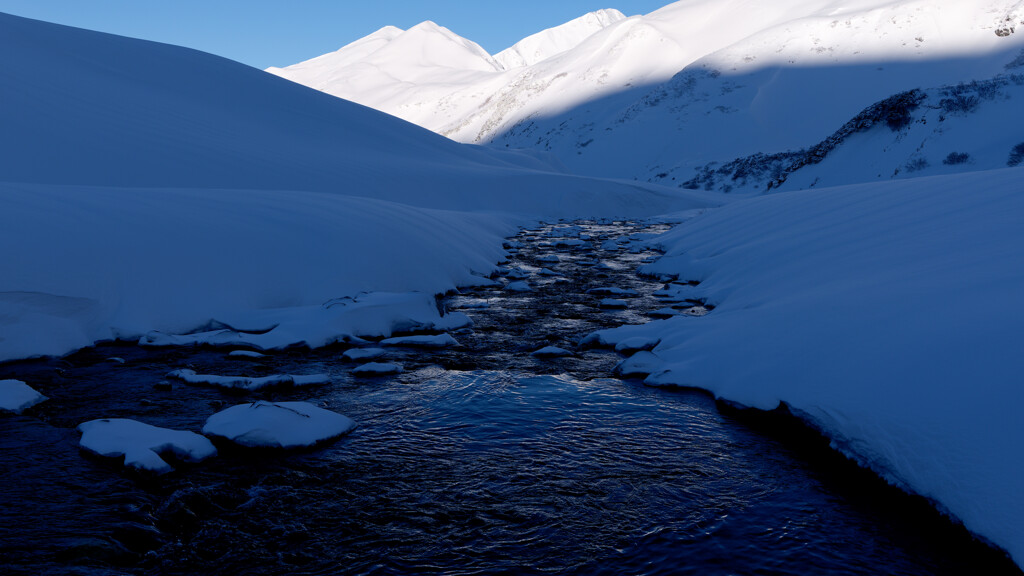 雷鳥沢は深い青色だった
