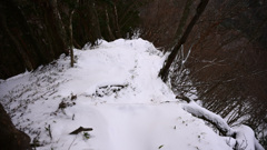 薄雪の尾根道