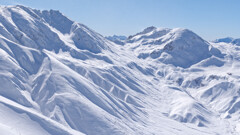 雄山と龍王岳の間から槍ヶ岳が見えた